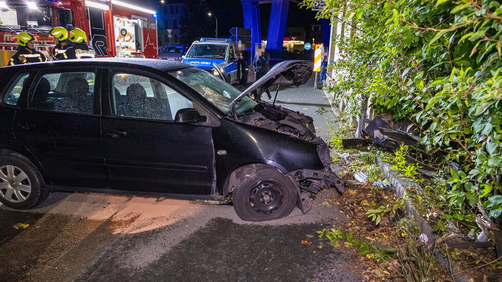 Das Auto fuhr durch einen Gartenzaun und kam an einer Hauswand zum Stehen. Das Auto fuhr durch einen Gartenzaun und kam an einer Hauswand zum Stehen.