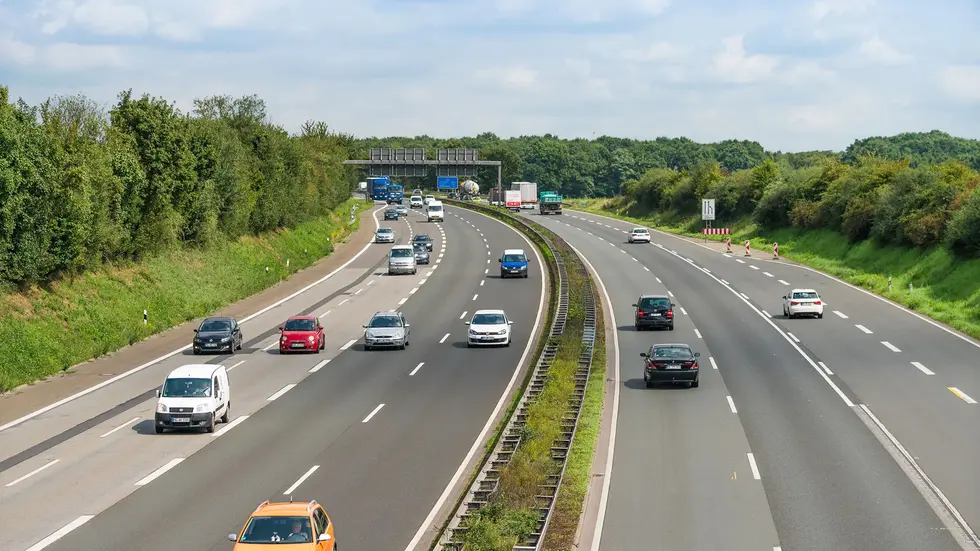 Ein 53-Jähriger fuhr im Schneckentempo über den Standstreifen – jetzt ist sein Führerschein weg. (Symbolbild) Ein 53-Jähriger fuhr im Schneckentempo über den Standstreifen – jetzt ist sein Führerschein weg. (Symbolbild)