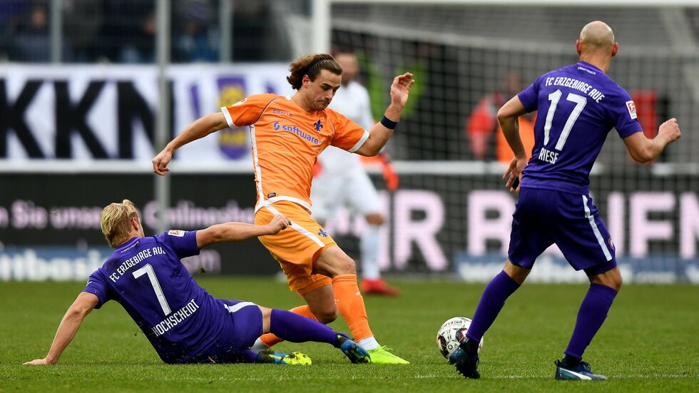 Erzgebirge Aue spielt nach 2:0-Führung nur 2:2 gegen Darmstadt. Erzgebirge Aue spielt nach 2:0-Führung nur 2:2 gegen Darmstadt.