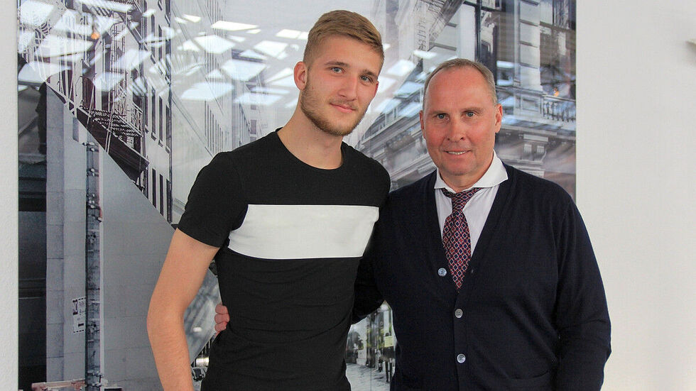 FCE-Präsident Helge Leonhardt (re.) mit Jan Kral. Der junge Tscheche wird bis Saisonende ausgeliehen. © FC Erzgebirge Aue