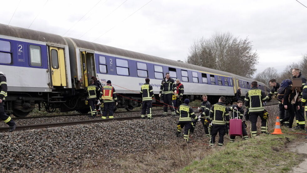 Einsatzkräfte evakuierten rund 200 Fahrgäste. Einsatzkräfte evakuierten rund 200 Fahrgäste.