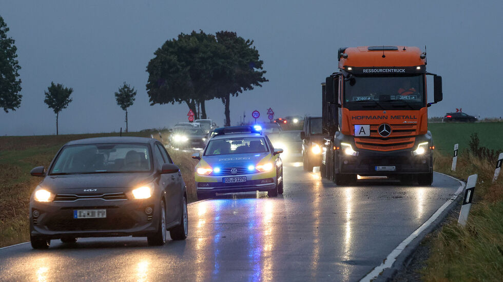Nach gut einer Stunde konnte die Straße wieder freigegeben werden. Nach gut einer Stunde konnte die Straße wieder freigegeben werden.