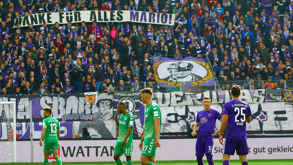 Beim 1:1 gegen Fürth bekundeten die Fans ihre Sympathie für den scheidenden Mario Kvesic. © imago images/ kruczynski Beim 1:1 gegen Fürth bekundeten die Fans ihre Sympathie für den scheidenden Mario Kvesic. © imago images/ kruczynski
