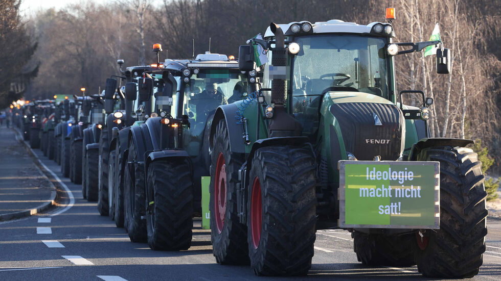 Hunderte Traktoren rollten über die B6 bei Rossendorf Richtung Dresden Hunderte Traktoren rollten über die B6 bei Rossendorf Richtung Dresden