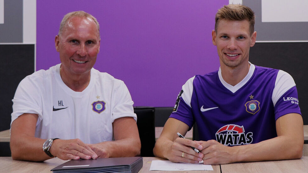 Veilchen-Präsident Helge Leonhardt mit Neuzugang Maximilian Thiel.