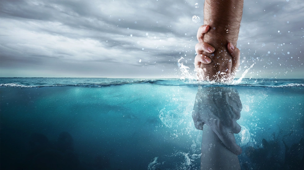 Ertrinkender wird aus dem Meer gerettet