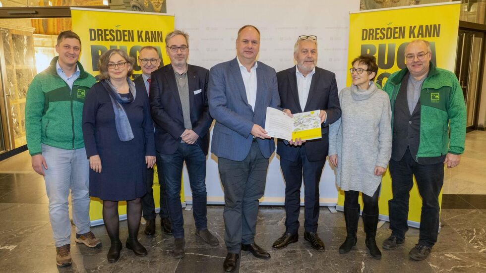 OB Hilbert (M.) bei der Übergabe der Machbarkeitsstudie an BUGA-Chef Jochen Sandner (3.v.r.). OB Hilbert (M.) bei der Übergabe der Machbarkeitsstudie an BUGA-Chef Jochen Sandner (3.v.r.).