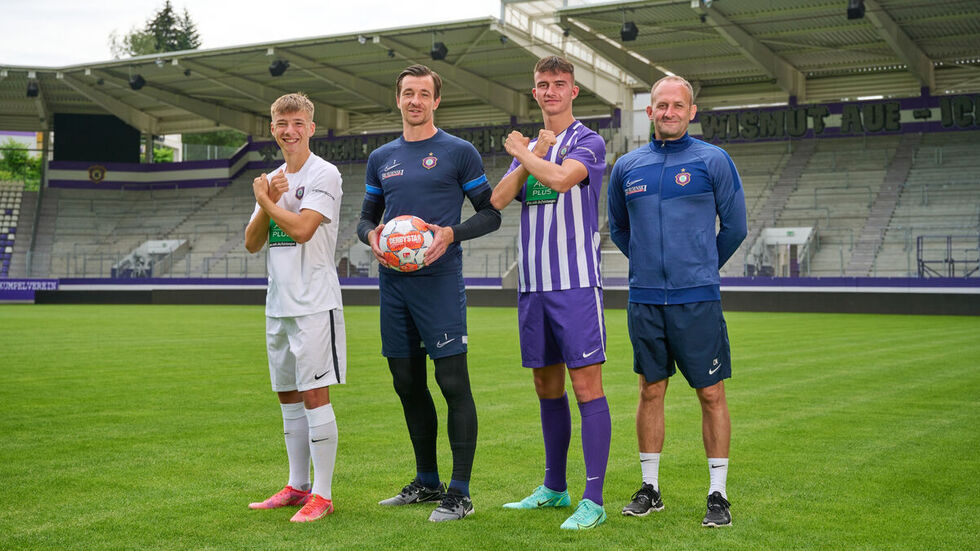 V. l.: Jason Fliedner U17, Kapitän der 1. Mannschaft Martin Männel, Felix Hache U19 und der Leiter des Nachwuchsleistungszentrums Carsten Müller im Erzgebirgsstadion