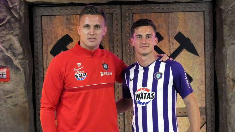 FCE-Cheftrainer Aliaksei Shpileuski mit dem Neuzugang Omar Sijaric