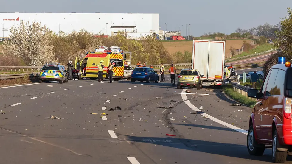 Am Freitagabend war die A4 mehrere Stunden Richtung Chemnitz voll gesperrt. Am Freitagabend war die A4 mehrere Stunden Richtung Chemnitz voll gesperrt.
