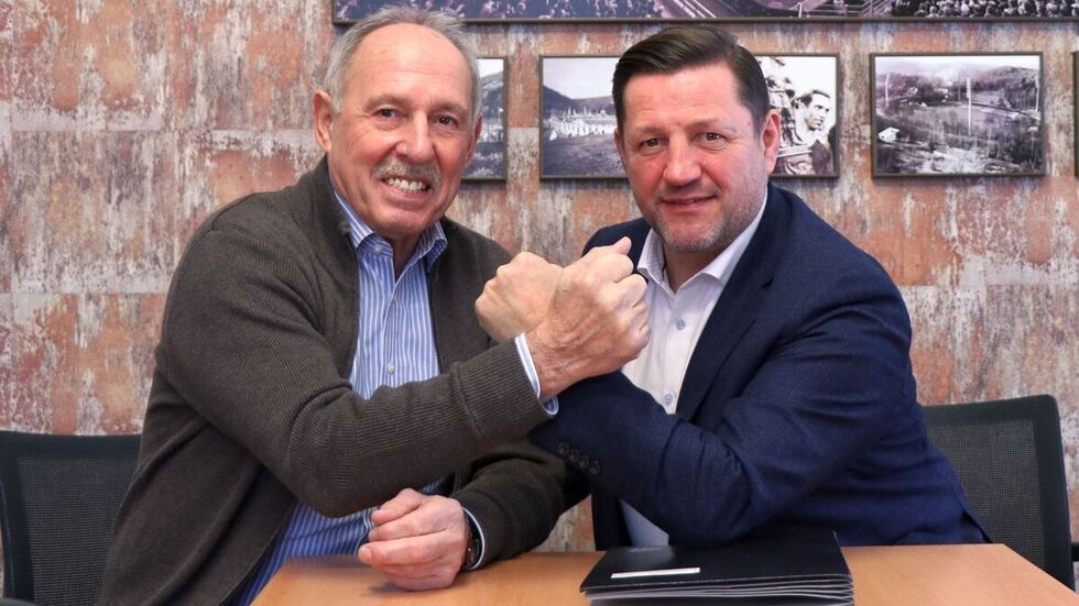 FCE-Präsident Roland Frötschner mit Olaf Albrecht (v.l.n.r.) nach der Vertragsunterzeichnung