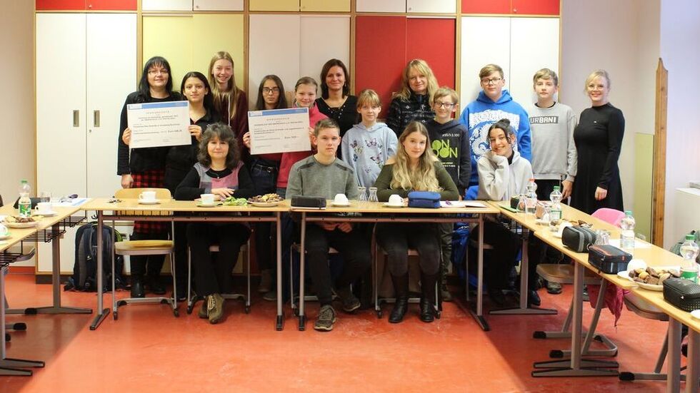 Die Schüler haben die Spenden an das Tierheim und die Kinderstation übergeben. Die Schüler haben die Spenden an das Tierheim und die Kinderstation übergeben.