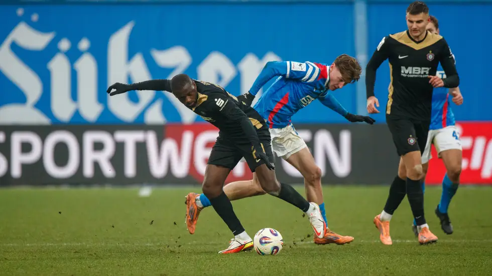 Jamilu Collins (Aue) gegen Ryan Naderi (Rostock) 