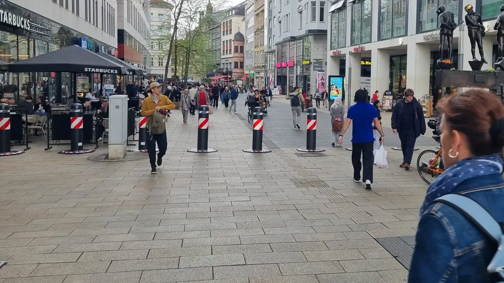 Grimmaische Straße: An der Zufahrt vom Augustusplatz aus wurden als Durchfahrtsperre neue Poller aufgebaut. Sie verkeilen sich im Ernstfall beim Drüberfahren unter den Fahrzeugen. 