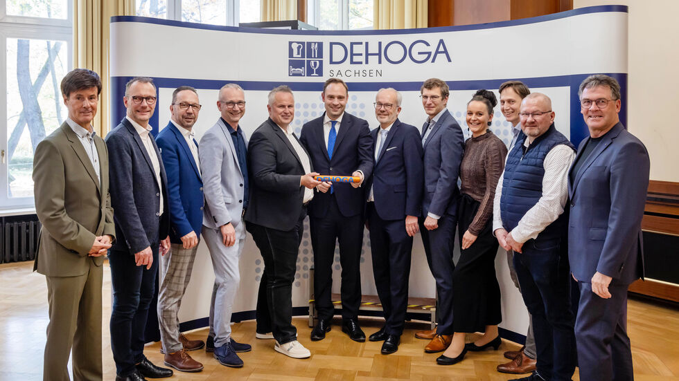 Der neue Landesvorstand des DEHOGA Sachsen e.V., im Foto: Jens Ellinger (1.v.r.), Geschäftsführer des Elldus Resort in Oberwiesenthal, Heiko Schmidt (2.v.r.), Geschäftsführer des Hotels und Restaurants Köhlerhütte in Fürstenbrunn, und Anja Hoffmann (4.v.r.), Hoteldirektorin des Chemnitzer Hofs in Chemnitz. 