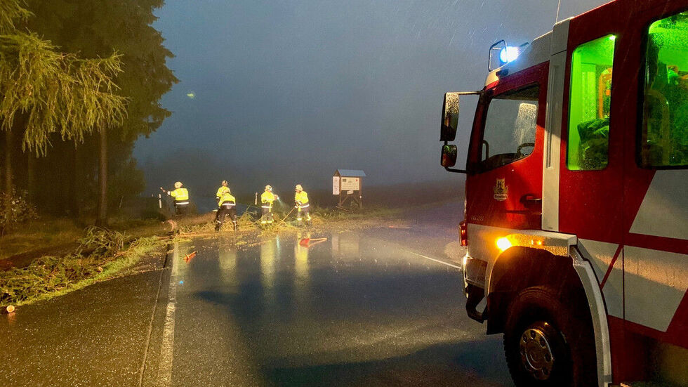Zwischen Bernsbach und Grünhain mussten Kameraden der Feuerwehr einen umgestürzten Baum wegräumen. © Daniel Unger/MSE Zwischen Bernsbach und Grünhain mussten Kameraden der Feuerwehr einen umgestürzten Baum wegräumen. © Daniel Unger/MSE