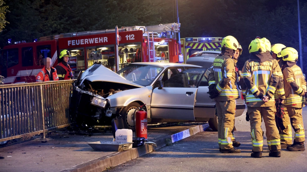Bei dem schweren Unfall in Amtsberg wurden drei Menschen schwer verletzt. Feuerwehr, Rettungsdienst und ein Hubschrauber waren im Einsatz.