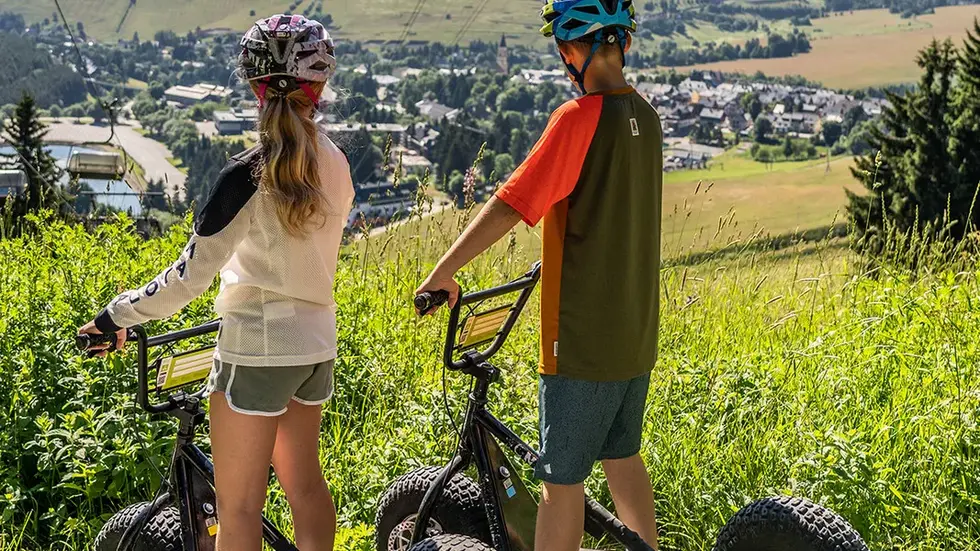 Spaß und Ausblick beim Monsterroller-Fahren. Spaß und Ausblick beim Monsterroller-Fahren.