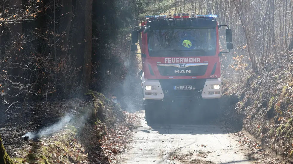 In Kombination mit der geltenden Waldbrandgefahrenstufe 3 finden Feuer derzeit reichlich Nahrung im Unterholz. In Kombination mit der geltenden Waldbrandgefahrenstufe 3 finden Feuer derzeit reichlich Nahrung im Unterholz.