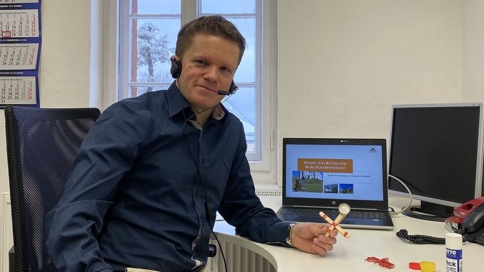 Museumspädagoge Martin Kress ist gut vorbereitet für das Webseminar „Erobere die Burg Scharfenstein!“ Museumspädagoge Martin Kress ist gut vorbereitet für das Webseminar „Erobere die Burg Scharfenstein!“