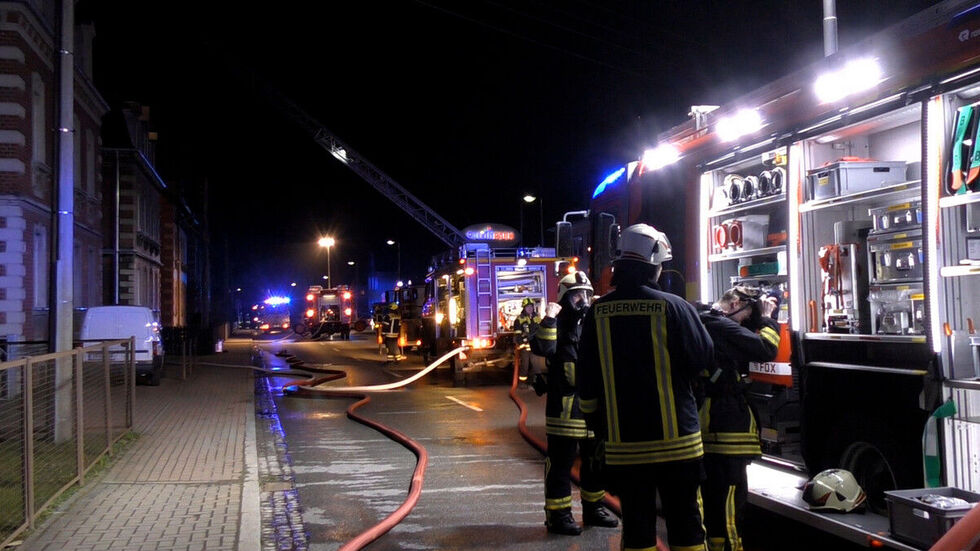 Über Stunden waren die Feuerwehrleute in Lugau im Einsatz. Über Stunden waren die Feuerwehrleute in Lugau im Einsatz.
