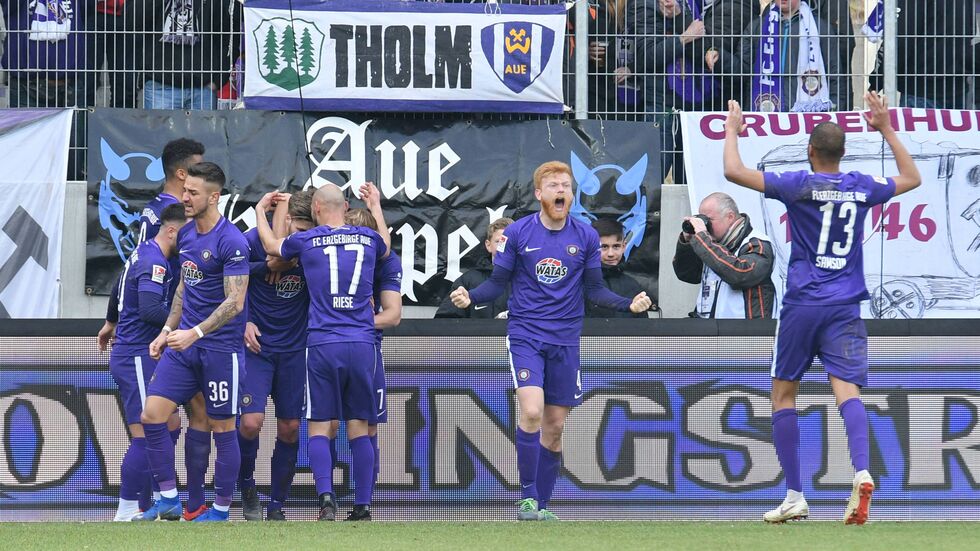 Die Veilchen schlagen Paderborn mit 2:1. Die Veilchen schlagen Paderborn mit 2:1.