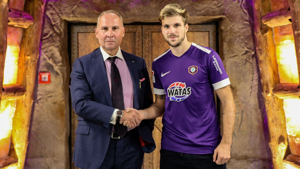FCE-Präsident Helge Leonhardt mit Philipp Zulechner im 2023-Trikot. Foto © FC Erzgebirge Aue.