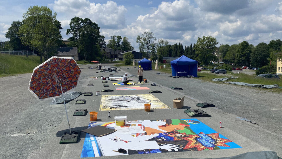 13 Künstler schaffen auf dem KÄT-Platz Kustwerke mit Kreide. © Lisa Wohlgemuth