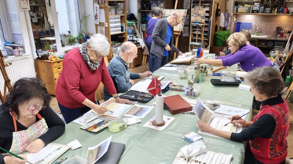 Beim Erwachsenen-Malkurs im Atelier Rosa. Beim Erwachsenen-Malkurs im Atelier Rosa.