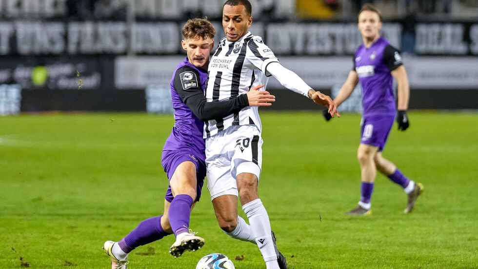 Veilchen Spieler Omar Sijaric (links) hier im Duell mit dem Sandhäusener Yassin Ben Balla.