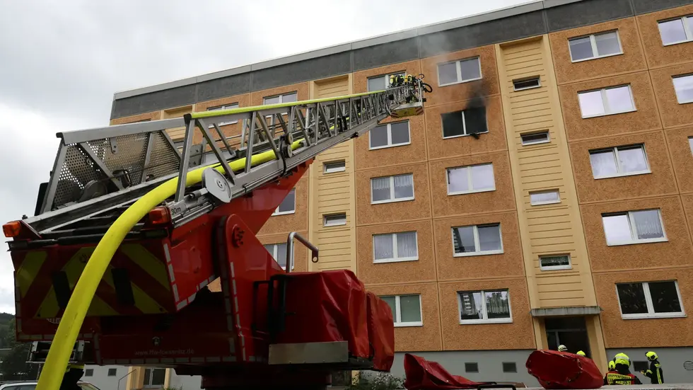 Ein Trupp ging unter Atemschutz zur Brandbekämpfung in die Wohnung vor, gleichzeitig wurde das Feuer von außen über eine Drehleiter bekämpft.
Ein Trupp ging unter Atemschutz zur Brandbekämpfung in die Wohnung vor, gleichzeitig wurde das Feuer von außen über eine Drehleiter bekämpft.