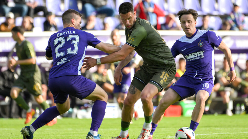 Ryan Malone (Bildmitte) - hier noch im Trikot der Ingolstädter - wird kommende Saison das Veilchendress tragen.
