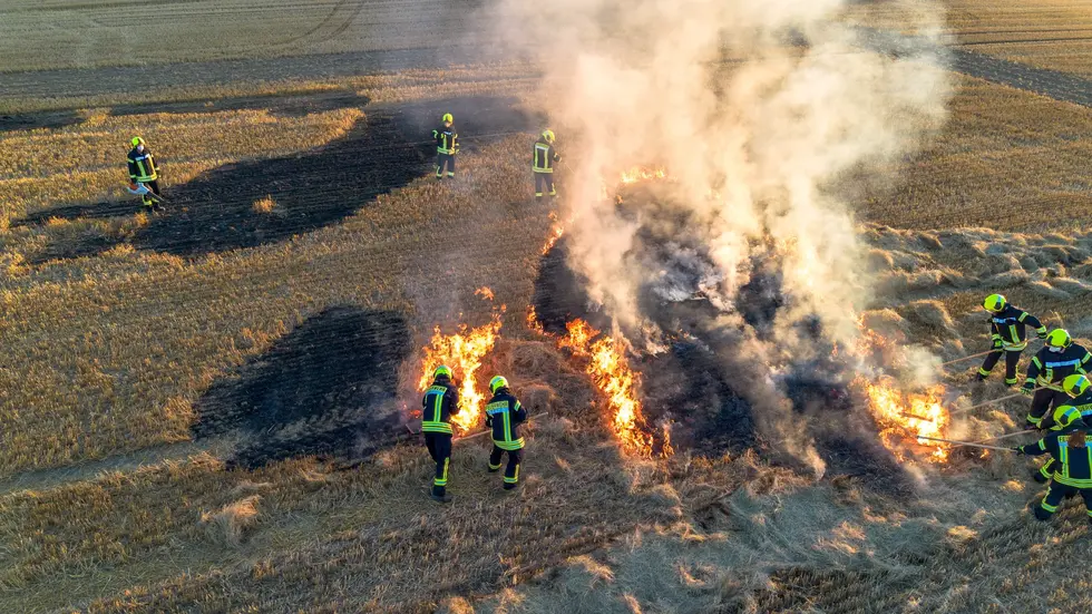 Eine Gruppe übte die Brandbekämpfung zu Fuß mit D-Schläuchen, Feuerpatschen und einem Löschrucksack. Eine Gruppe übte die Brandbekämpfung zu Fuß mit D-Schläuchen, Feuerpatschen und einem Löschrucksack.