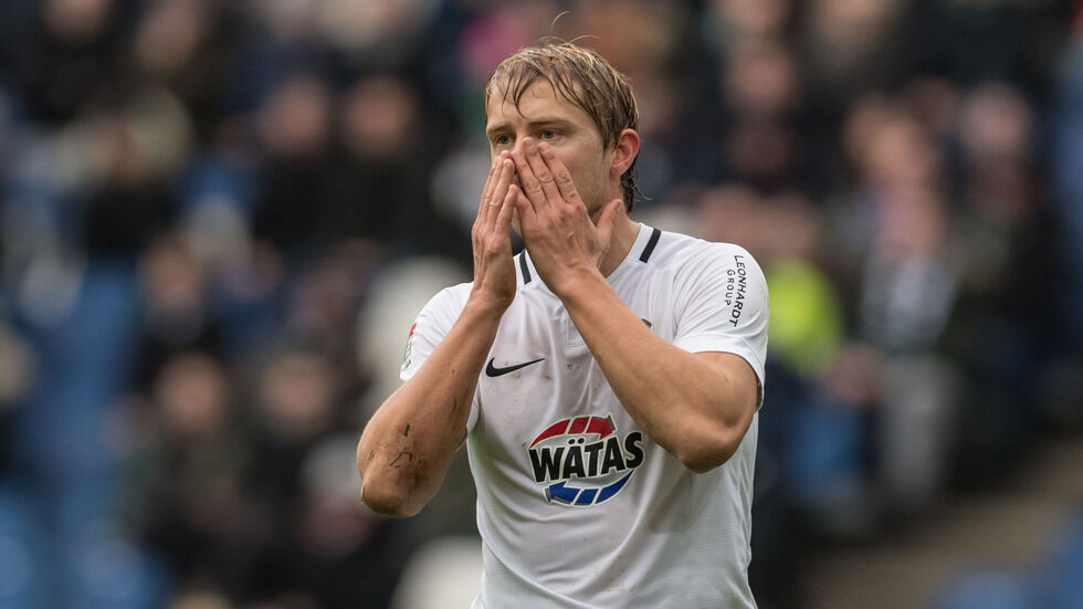Jan Hochscheidt kassiert mit Erzgebirge Aue trotz zweimaliger Führung eine 2:3-Pleite in Hannover.
