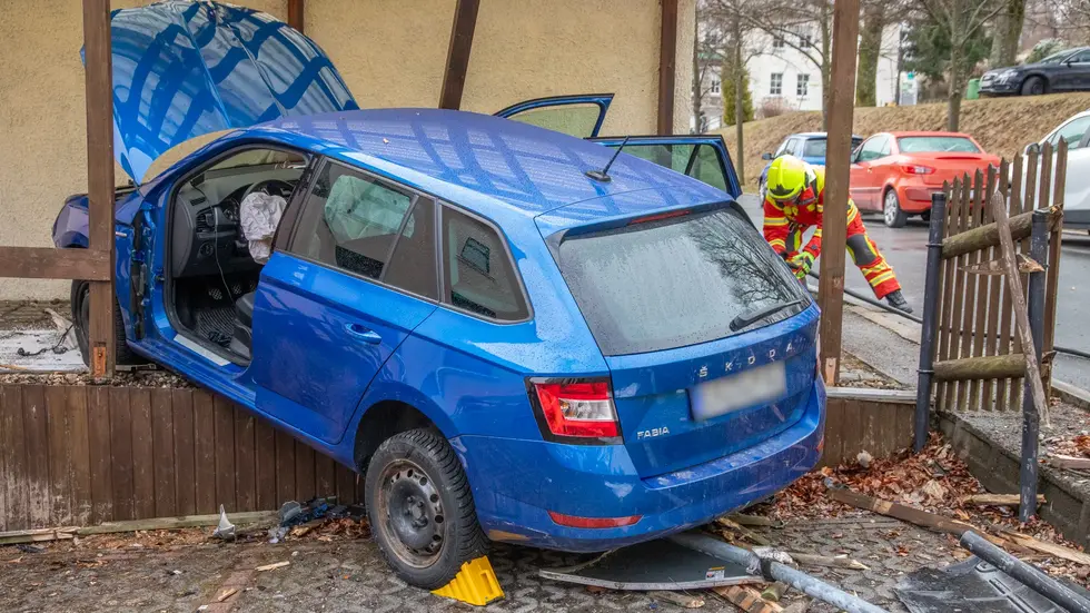 Der blauen Skoda Fabia steht im Carport, ist stark beschädigt.