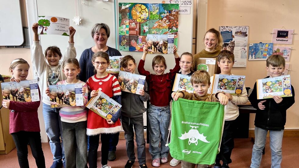 Martina Flade (enviaM/MITGAS Bildungsprojekte) mit der Gewinnerklasse (3. Klasse) der Grundschule Niederwürschnitz um Klassenlehrerin Frau Dietel (rechts im Bild)
. Martina Flade (enviaM/MITGAS Bildungsprojekte) mit der Gewinnerklasse (3. Klasse) der Grundschule Niederwürschnitz um Klassenlehrerin Frau Dietel (rechts im Bild)
.