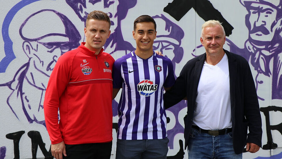 Veilchen-Chefcoach Aliaksei Shpileuski mit Neuzugang Dirk Carlson und Geschäftsführer Michael Voigt.