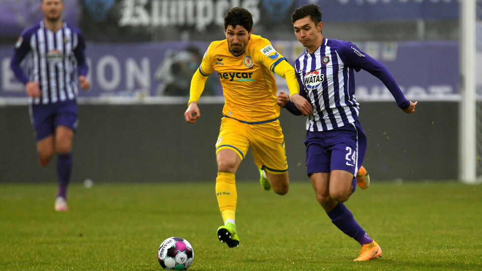 John-Patrick Strauss im Zweikampf mit dem Ex-Auer Fabio Kaufmann 