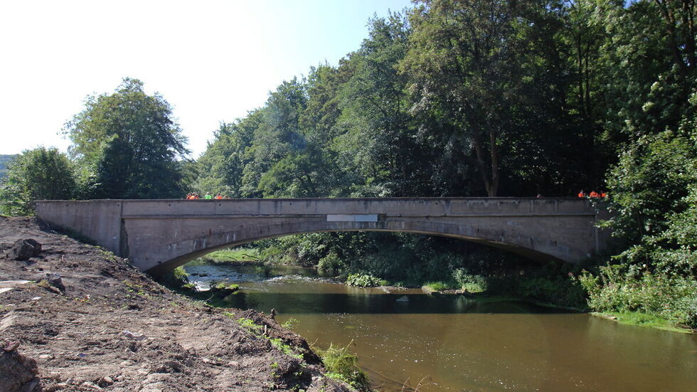 Die alte Brücke konnte nur noch wechselseitig befahren werden.