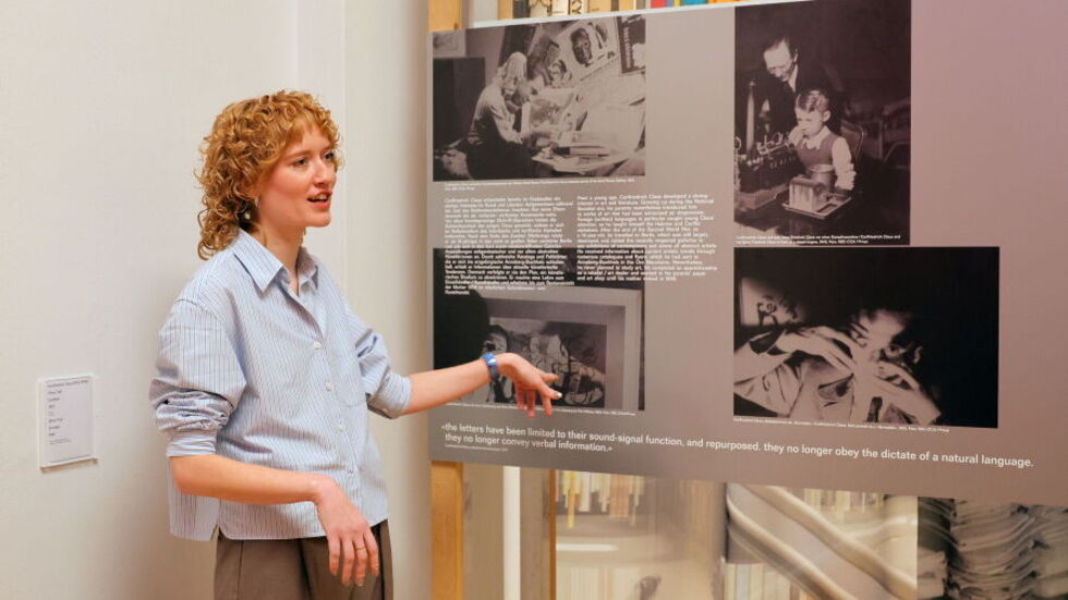 Kuratorin Marie Winter hat die neue Ausstellung zu Carlfriedrich Claus zusammegestellt.