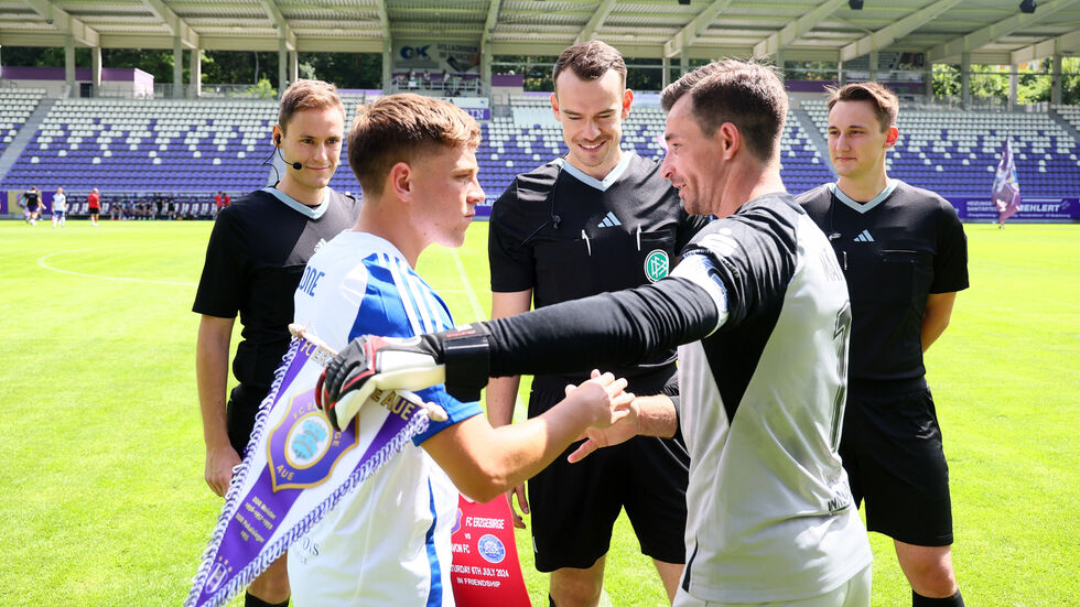 Die Nordiren waren Anfang Juli im Erzgebirge zu Gast. Hier begrüßt Veilchen-Kapitän Martin Männel (rechts) den Kapiton von Glenavon, Jack Malone.