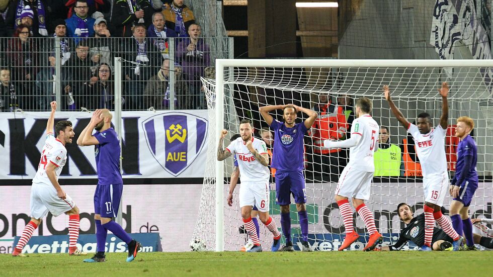 Lange Gesichter beim FC Erzgebirge beim Kölner Treffer durch Marco Höger in der 35. Minute Foto: (c) imago/Eibner 