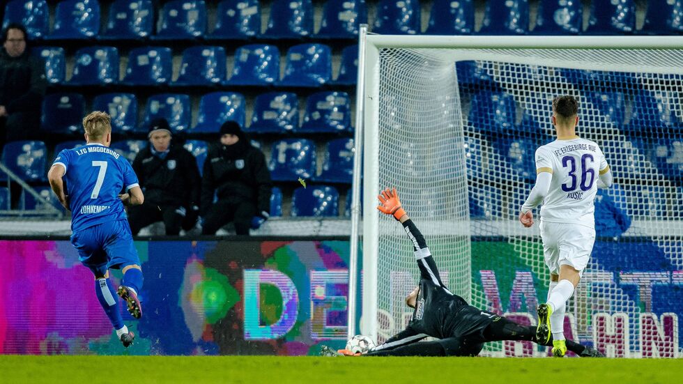 Magdeburgs Felix Lohkemper trifft zum 1:0 und lässt Aues Keeper Martin Maennel keine Chance Foto: (c) imago/Eibner Magdeburgs Felix Lohkemper trifft zum 1:0 und lässt Aues Keeper Martin Maennel keine Chance Foto: (c) imago/Eibner