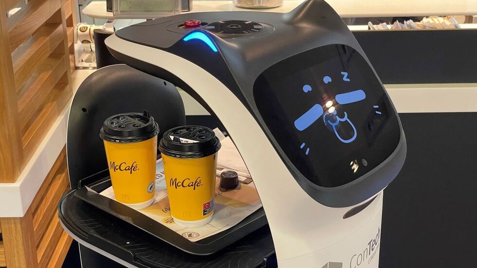 Der Roboter bringt den Kaffee direkt zum Tisch. Der Roboter bringt den Kaffee direkt zum Tisch.