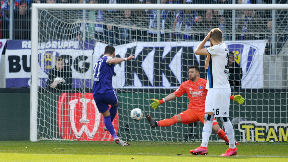 Pascal Testroet trifft zur Auer Führung. Pascal Testroet trifft zur Auer Führung.