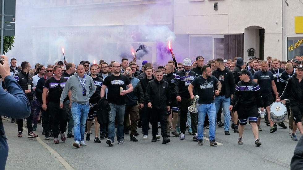 Zahlreiche Fans zogen am Sonntag durch die Auer Innenstadt.