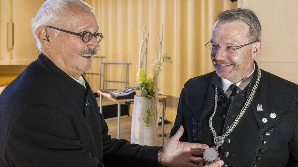 Der dienstälteste Stadtrat Dr. Volker Benedix Oberbürgermeister legte Sven Krüger die Amtskette um, in der Nikolaikirche in Freiberg. Der dienstälteste Stadtrat Dr. Volker Benedix Oberbürgermeister legte Sven Krüger die Amtskette um, in der Nikolaikirche in Freiberg.