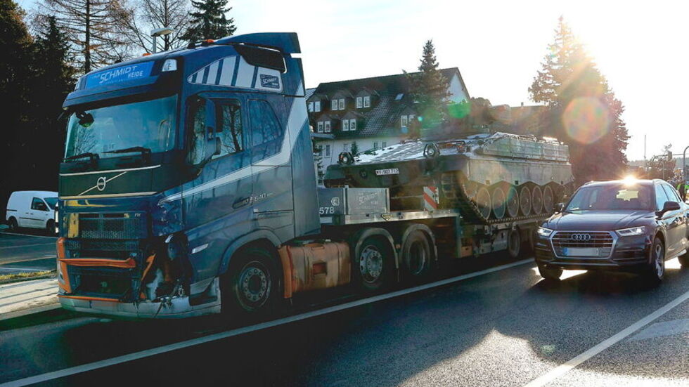 Der LKW hatte ein Militärfahrzeug geladen.