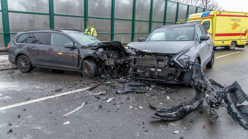 Die B180 musste für die Bergungsarbeiten voll gesperrt werden. 