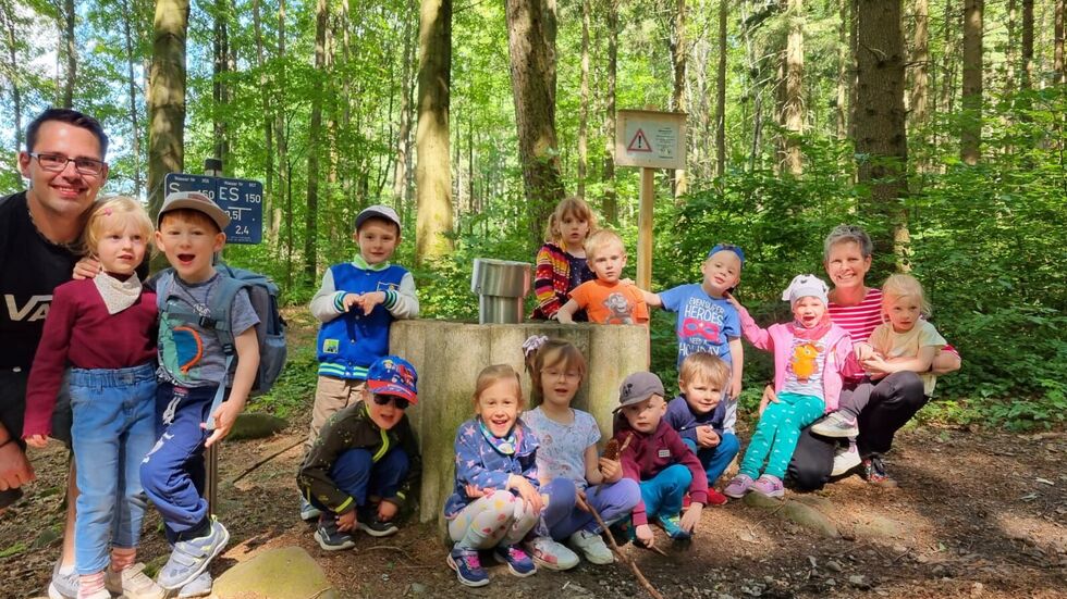 Die „Sonnenblumen“, eine Kitagruppe der Einrichtung „Pöhlbergzwerge“ besuchen regelmäßig den Wald des Pöhlbergs. Die „Sonnenblumen“, eine Kitagruppe der Einrichtung „Pöhlbergzwerge“ besuchen regelmäßig den Wald des Pöhlbergs.